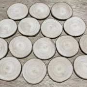 Wanddekoration Haselnuss