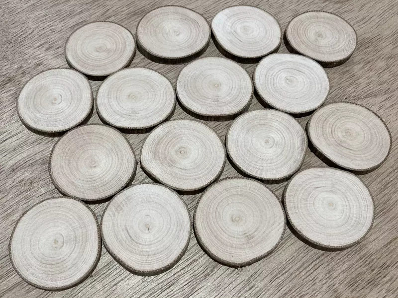 Wanddekoration Haselnuss
